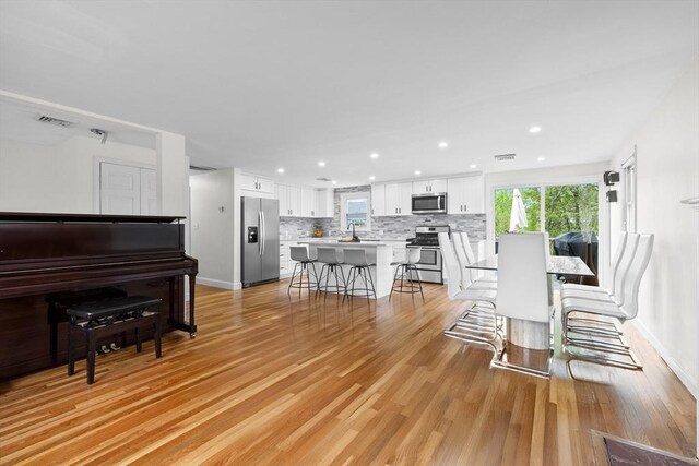dining space featuring recessed lighting, baseboards, visible vents, and light wood-style flooring