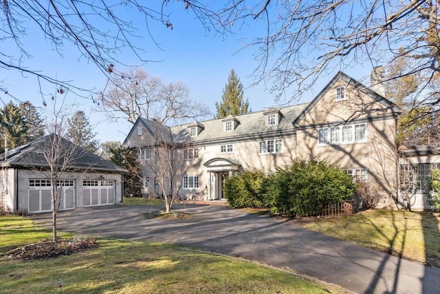 view of front of property featuring a front lawn and a garage