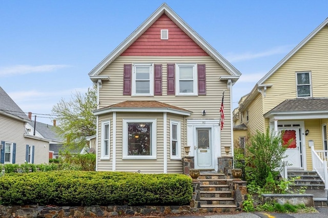 traditional-style house featuring entry steps