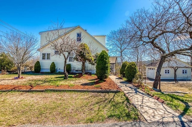 view of front of house featuring a front lawn