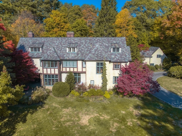 back of house featuring a lawn