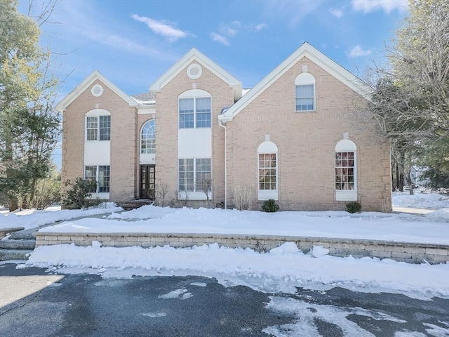 view of front facade featuring brick siding