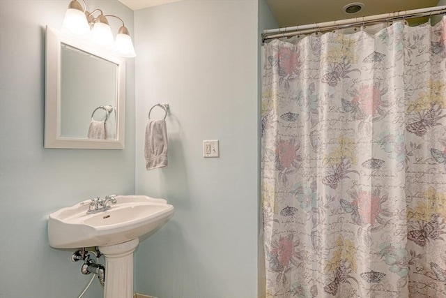 bathroom featuring a shower with shower curtain