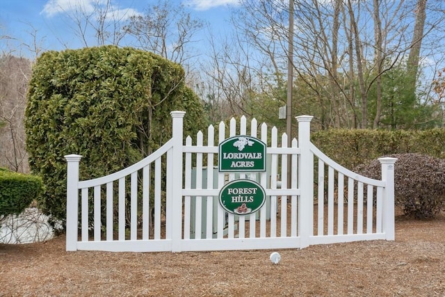 community / neighborhood sign featuring a gate