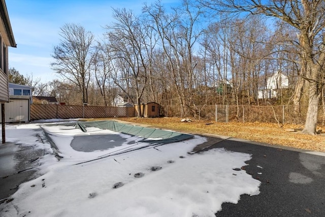 view of yard featuring a storage unit