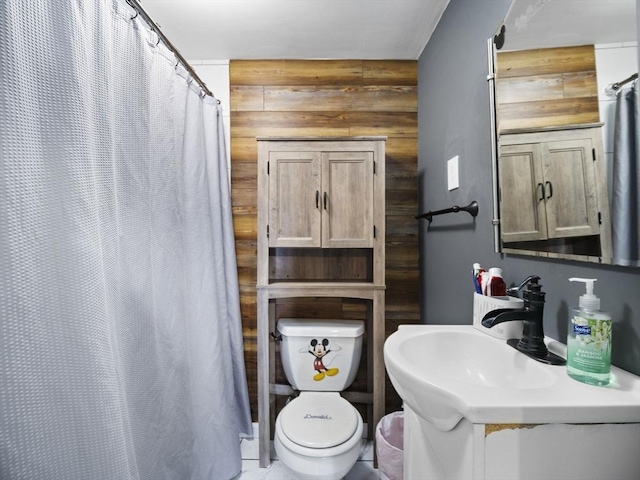 22 2nd Ave, Leominster, MA 01453 - full bath with toilet, vanity, and a shower with shower curtain