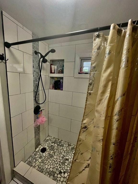 22 2nd Ave, Leominster, MA 01453 - full bath featuring a tile shower