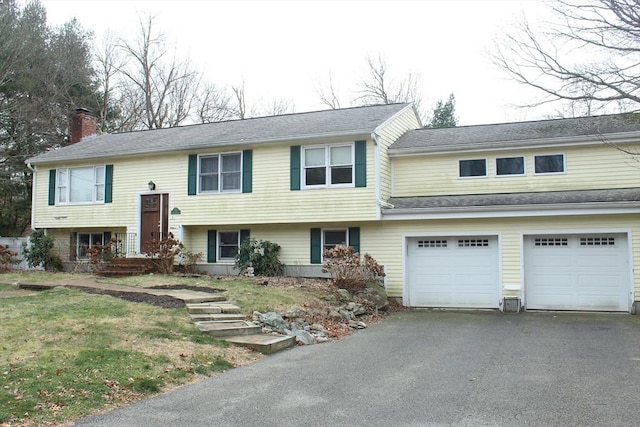 view of front of property featuring a front yard and a garage