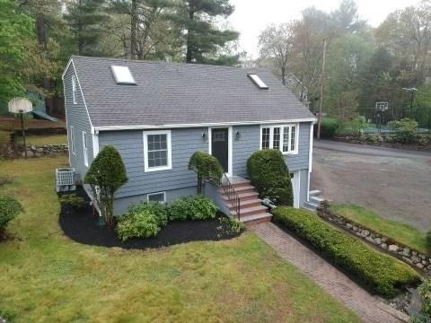view of front of house featuring central AC unit, a front yard, and roof with shingles