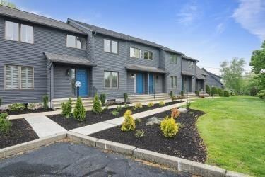 view of front of house featuring a front yard and a garden