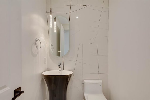 full bathroom featuring vanity, toilet, and tiled shower / bath