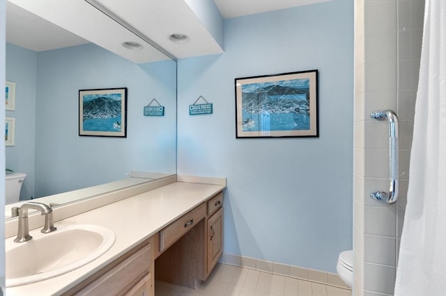 11 Fairway Dr Unit Oceanview, Plymouth, MA 02360 - bathroom with vanity, toilet, a shower with shower curtain, and baseboards