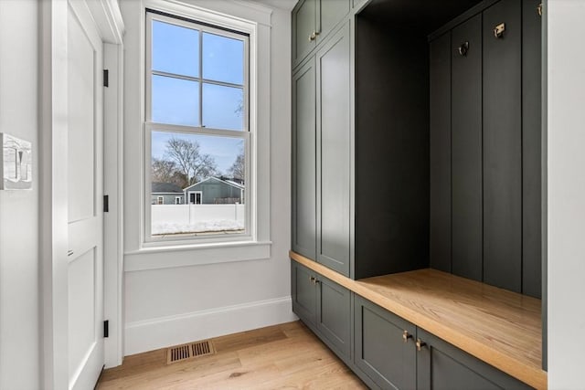 mudroom with visible vents, light wood-style flooring, and baseboards