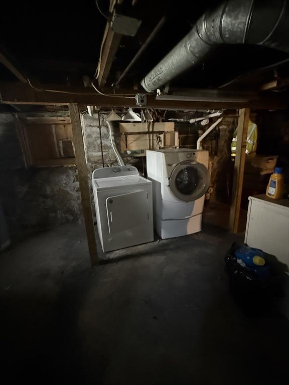 unfinished below grade area featuring washer and clothes dryer