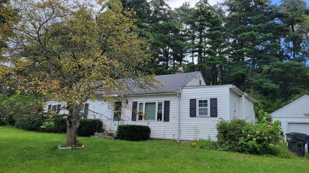 view of front of property with a front lawn