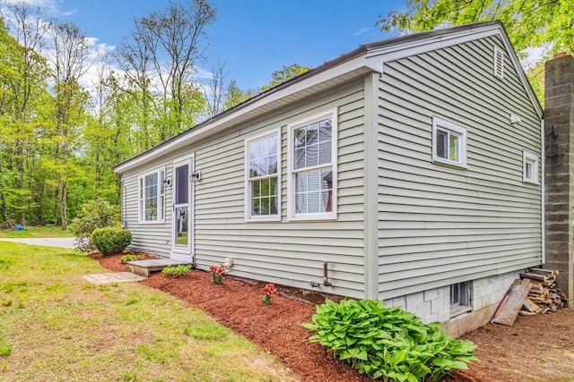view of front of house featuring a front lawn