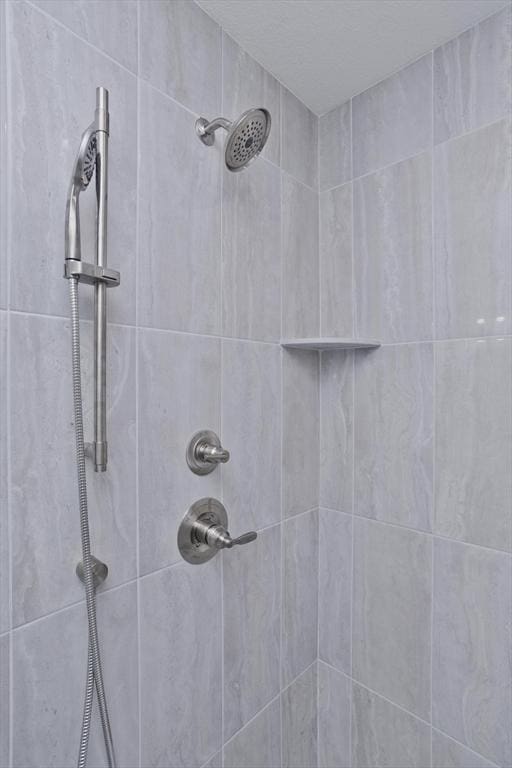 room details featuring a tile shower