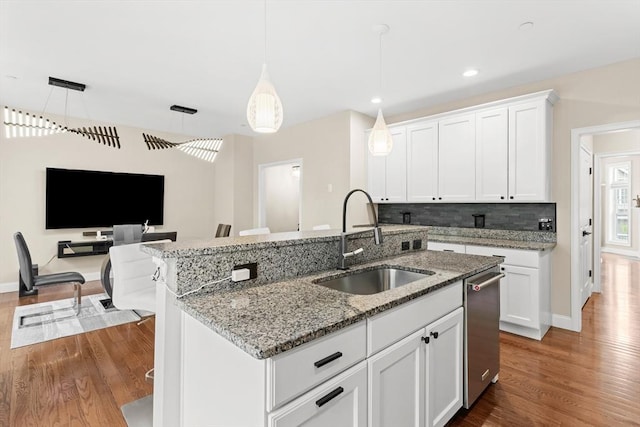 5 Manor Dr Unit B, Hooksett, NH 03106 - kitchen featuring a sink, dishwasher, wood finished floors, a kitchen island with sink, and recessed lighting