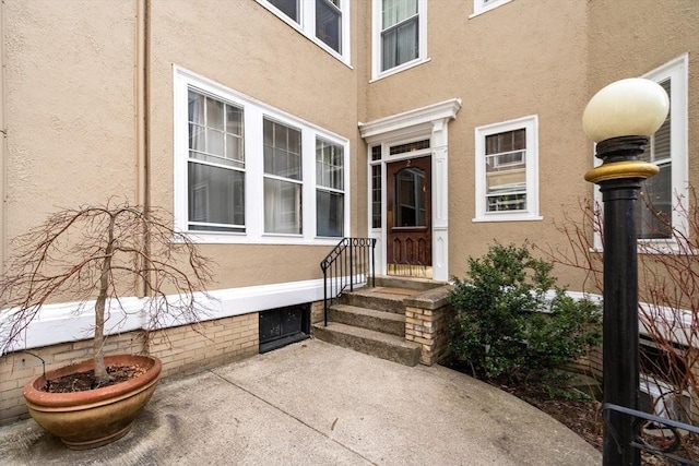 view of exterior entry featuring stucco siding