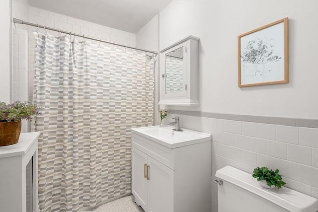 28 Saltonstall Rd, North Andover, MA 01845 - full bathroom with tile walls, toilet, vanity, and a shower with curtain