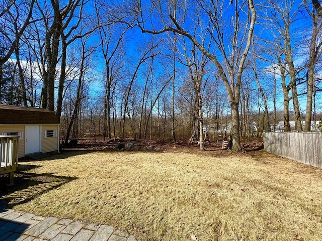 view of yard with an outbuilding