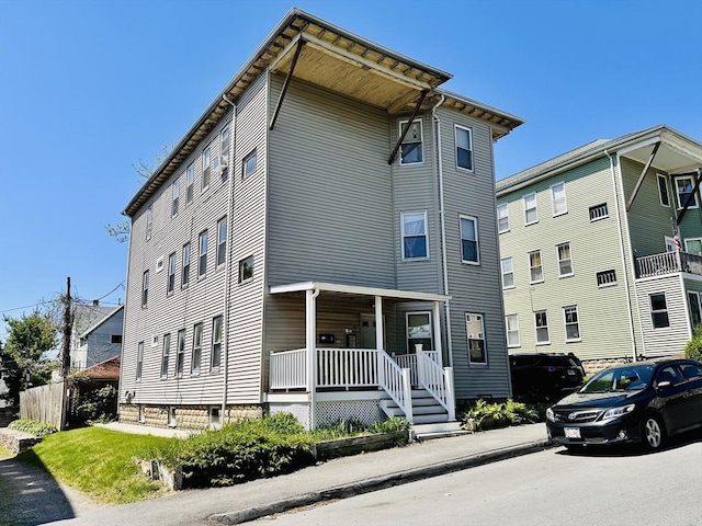 32 Ames St, Worcester, MA 01604 - view of front of home with a porch