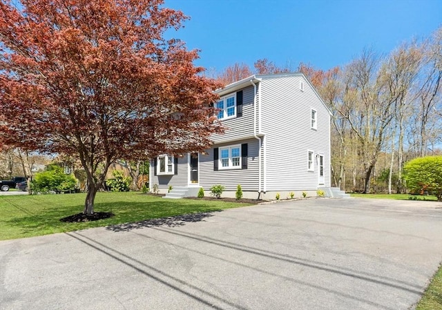 view of front of house featuring a front lawn and driveway