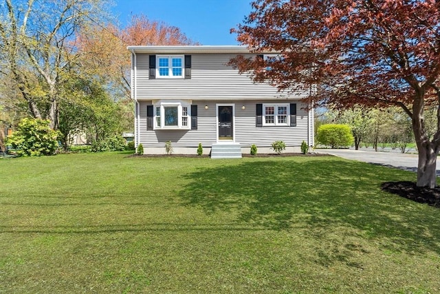 colonial house featuring a front yard
