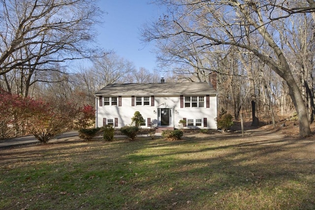 split foyer home featuring a front lawn