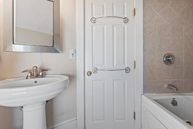bathroom with washtub / shower combination