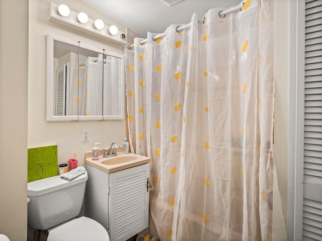 bathroom featuring a shower with shower curtain, vanity, and toilet