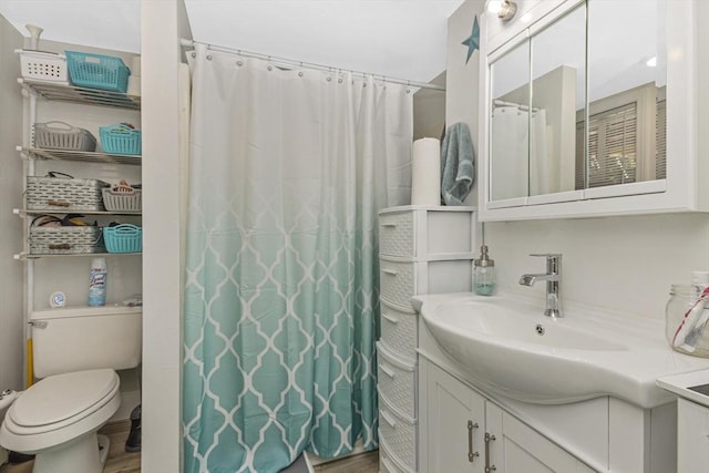 full bath with vanity, curtained shower, and toilet