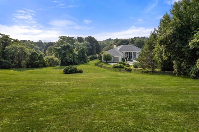 view of yard featuring a rural view