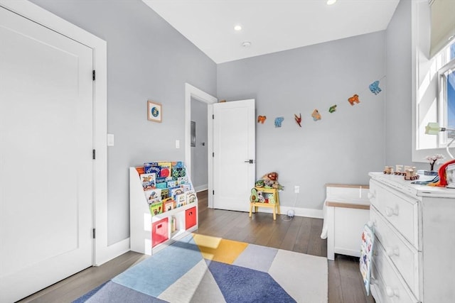 rec room featuring recessed lighting, dark wood finished floors, and baseboards