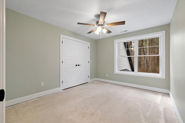 unfurnished bedroom with ceiling fan and a closet