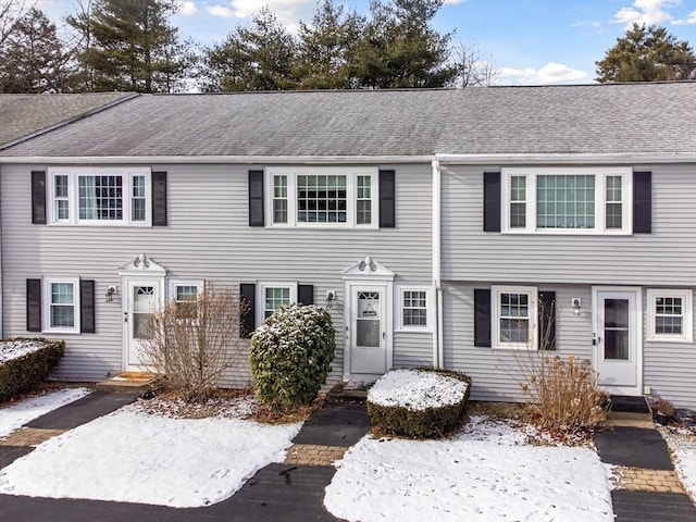 townhome / multi-family property with a shingled roof