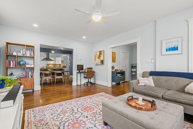 living room with wood finished floors, ceiling fan, recessed lighting, and baseboards
