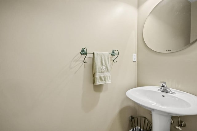 bathroom featuring a sink