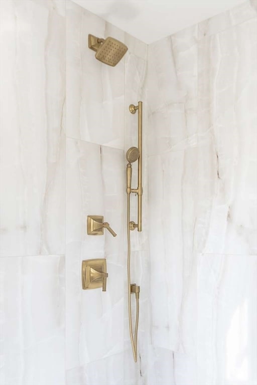 details featuring tiled shower