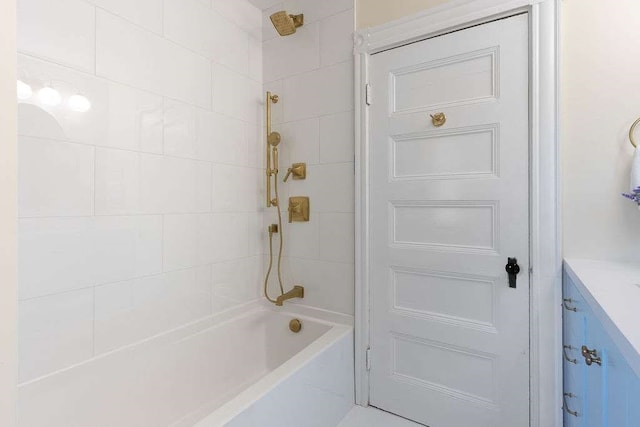 bathroom with vanity and tiled shower / bath