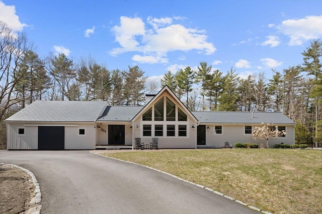 view of front of house featuring driveway and a front lawn