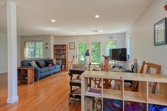 living room featuring light wood finished floors, recessed lighting, and baseboards