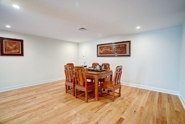 dining area featuring light wood finished floors, recessed lighting, and baseboards
