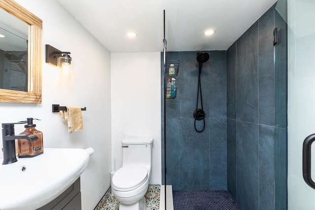 full bath featuring vanity, toilet, recessed lighting, and tiled shower