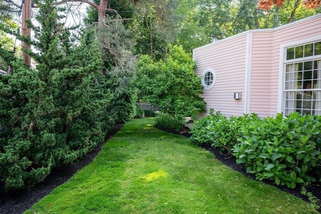 9 Mohawk Rd, Marblehead, MA 01945 - view of grassy yard