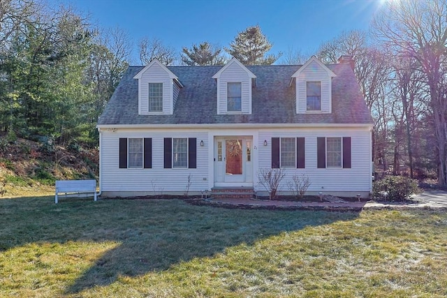 cape cod house with entry steps, a front lawn, and roof with shingles