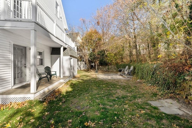 view of yard featuring a balcony