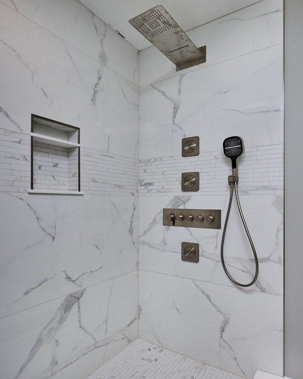 bathroom featuring tiled shower