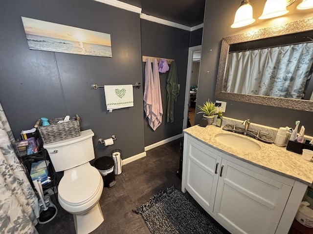 bathroom with crown molding, baseboards, toilet, a shower with shower curtain, and vanity