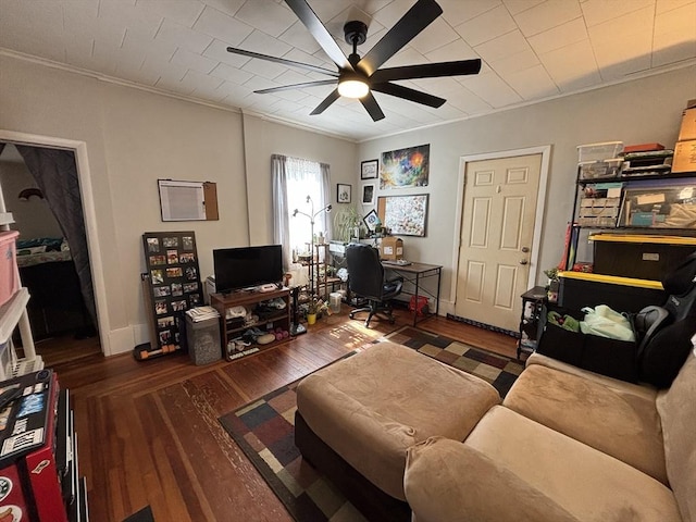 living room with crown molding, wood finished floors, baseboards, and ceiling fan